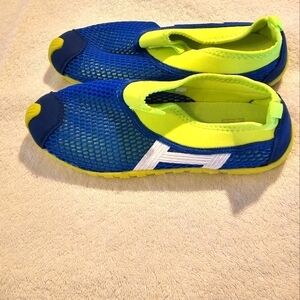 NWOT blue & yellow water shoes size 6.5